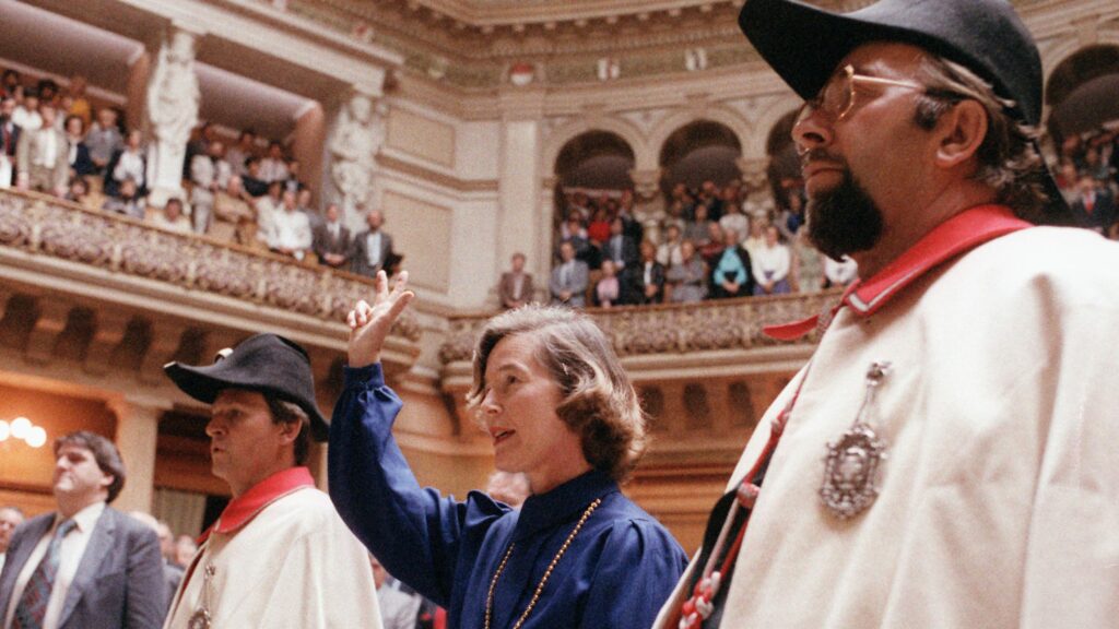 Bà Elisabeth Kopp, phụ nữ đầu tiên được bầu vào Hội đồng Liên bang, đang tuyên thệ nhậm chức vào ngày 2 tháng 10 năm 1984. Ảnh: STR.