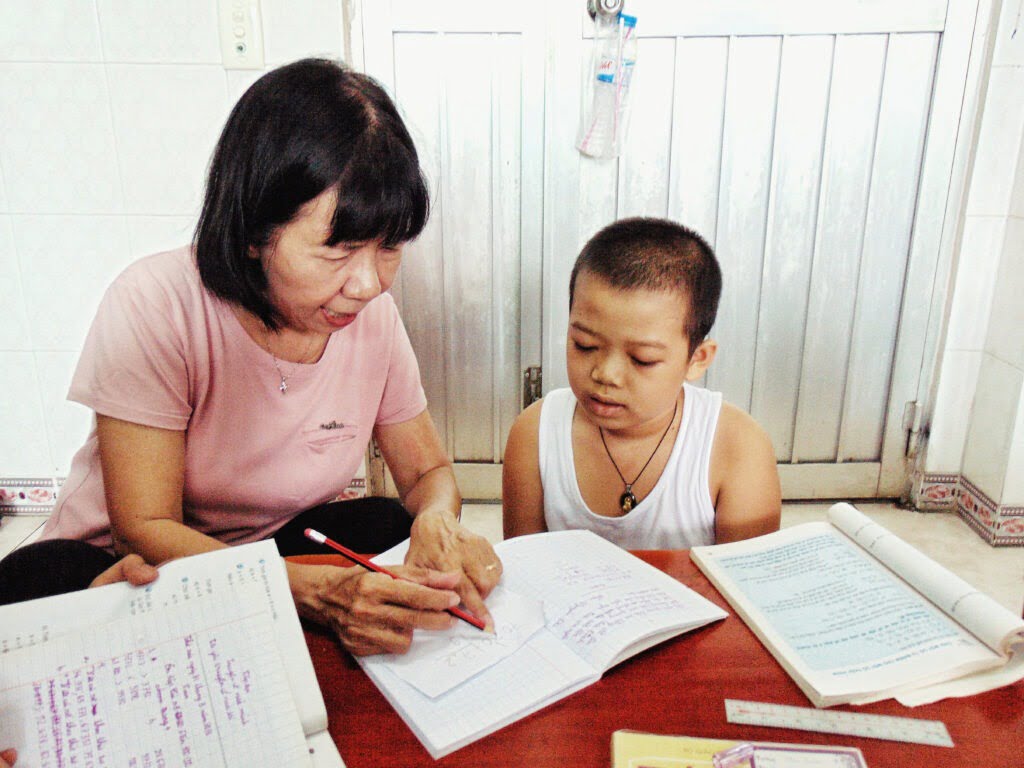Cô giáo Đinh Thị Kim Phấn cùng học trò của mình tại lớp.