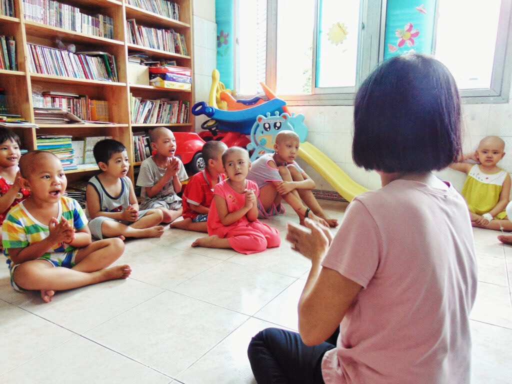 Cô Đinh Thị Kim Phấn hướng dẫn các bạn nhỏ học bài và sinh hoạt văn nghệ.