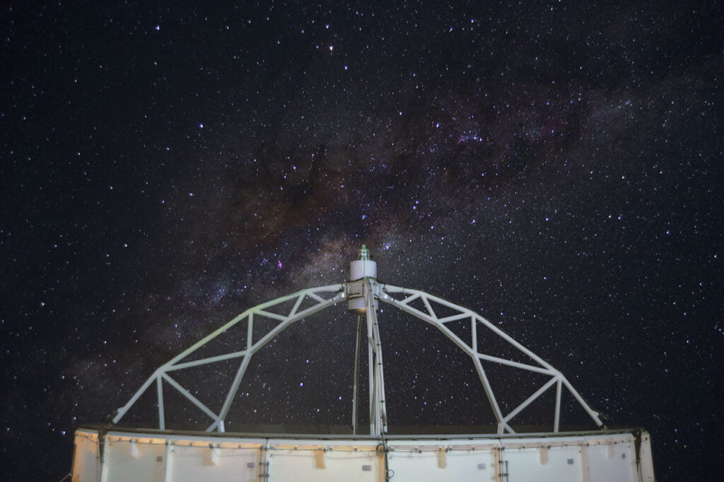 Kính Thiên văn Atacama Pathfinder Experiment (APEX) đang hướng lên bầu trời đầy sao. Ảnh: C. Duran/ESO.