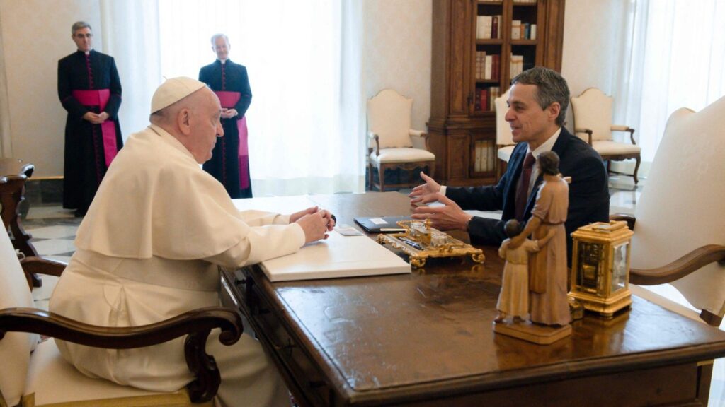Giáo hoàng Francis gặp Tổng thống Ignazio Cassis tại Tòa Thánh. Ảnh: Vatican News.